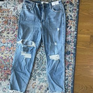 CURVY HIGH-RISE RIPPED MEDIUM WASH MOM JEANS